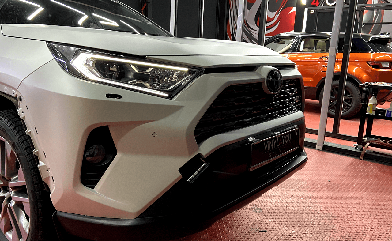 Защитная оклейка переднего бампера Toyota RAV4